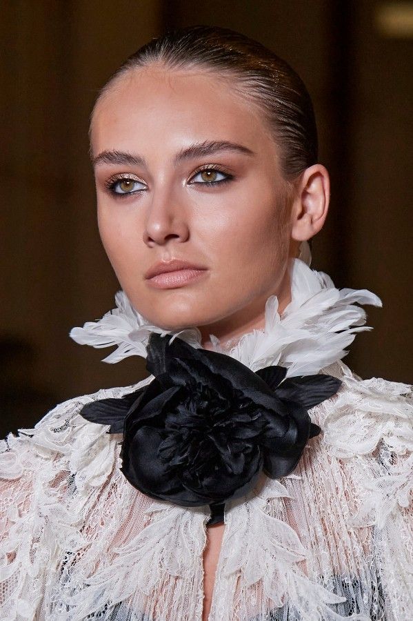 أبرز تغييرات مكياج خريف وشتاء 2025.. بين أنوثة الموسم ودفء الأجواء