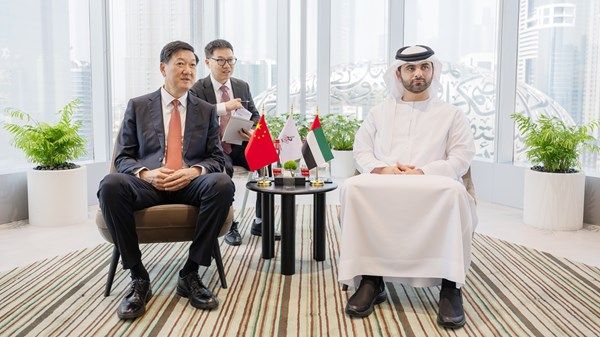 منصور بن محمد يستقبل رئيس اللجنة الأولمبية الصينية