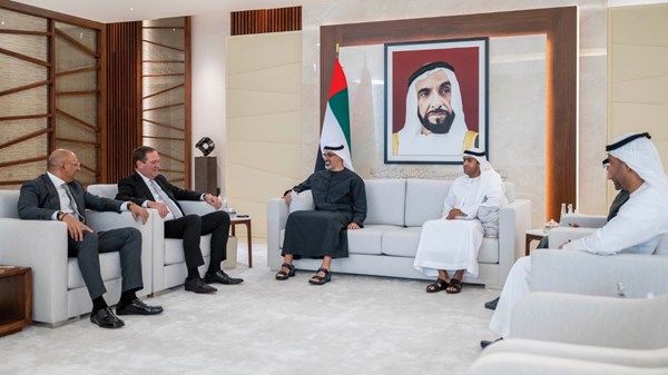 خالد بن محمد بن زايد يلتقي رئيس مجلس الإدارة والرئيس التنفيذي لشركة «سيسكو»
