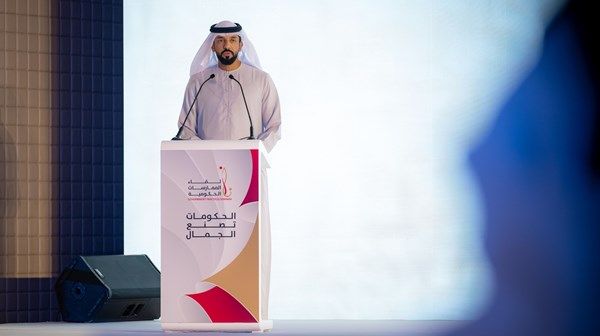 سلطان النيادي: التجربة الإماراتية أثبتت أن بناء الحكومات المتميزة يبدأ من تمكين الإنسان