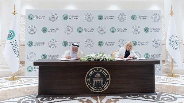 حاكم الشارقة يوقع اتفاقية تعاون بين جامعة الذيد وجامعة إكستر