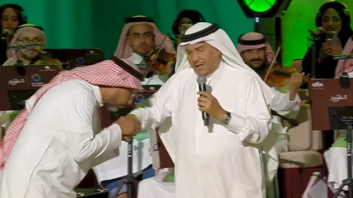 مايسترو مصري يرد على منتقديه بعد تقبيل يد محمد عبده