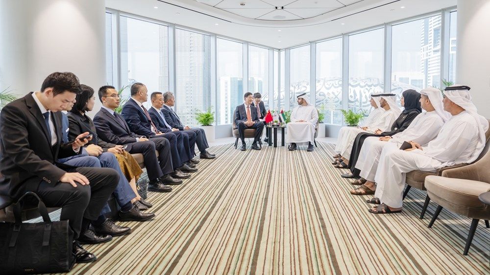 منصور بن محمد يستقبل رئيس اللجنة الأولمبية الصينية