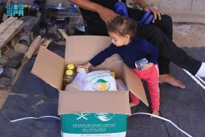 مركز الملك سلمان للإغاثة يواصل توزيع المساعدات الغذائية على الأسر المتضررة في قطاع غزة