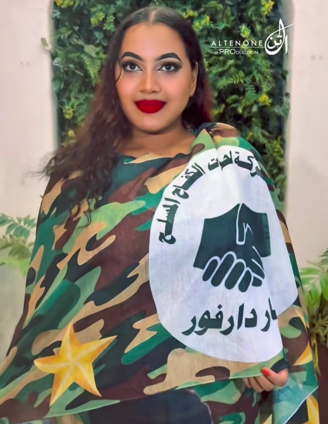 شاهد بالصورة والفيديو.. حسناوات سودانيات يدعمن حركات الكفاح المسلح بثياب عليها شعار الحركات وصورة تيكتوكر شهير وسط تساؤلات واسعة من الجمهور