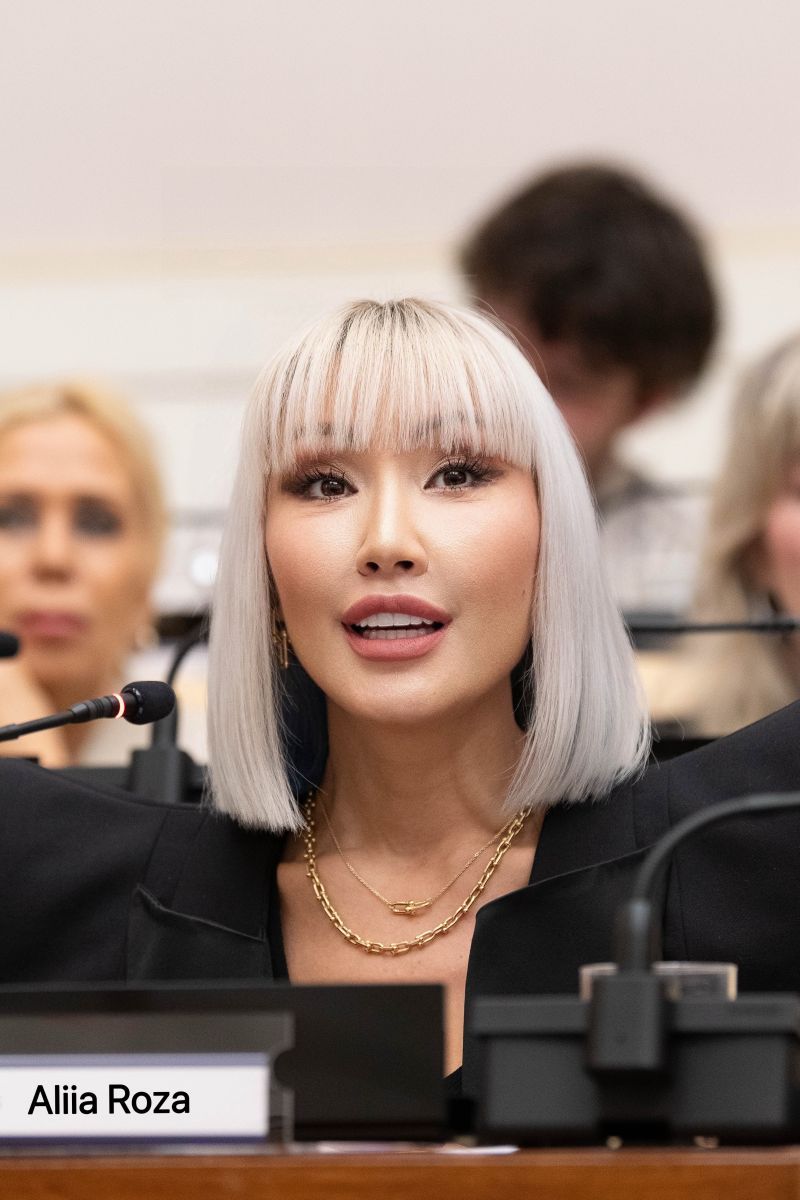 جنس مقابل المعلومة.. روسيات يخترقن وادي السيليكون