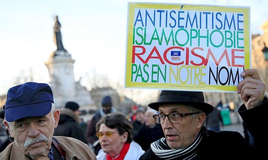 أيادٍ حمراء ورؤوس خنازير.. روسيا تضرب فرنسا من الداخل