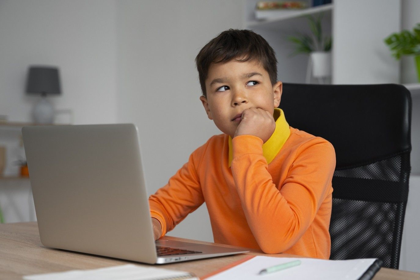 7 علامات على تعرض طفلك للإهمال العاطفي... انتبهي إليها