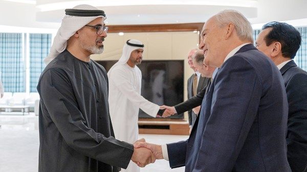 خالد بن محمد بن زايد يلتقي رئيس وأعضاء مجلس إدارة شركة أسترازينيكا