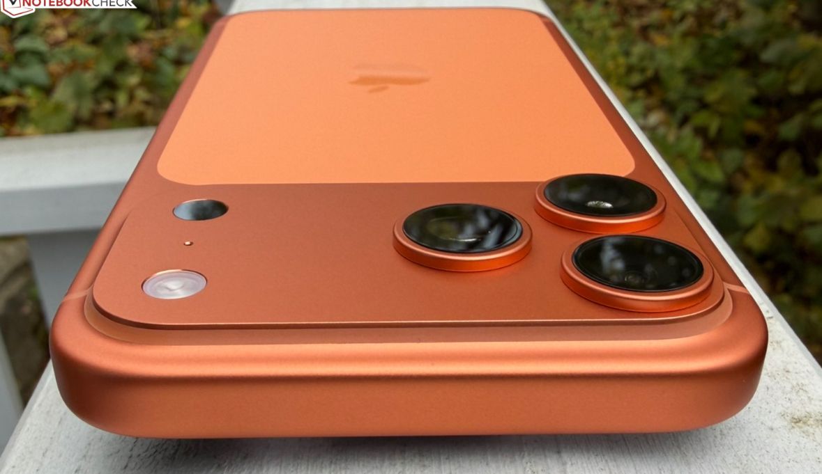 تكنولوجيا: أبل تتجاوز الرسوم الجمركية وتحقق قيمة سوقية قياسية تبلغ 4 تريليونات دولار بفضل مبيعات آيفون 17 الهائلة