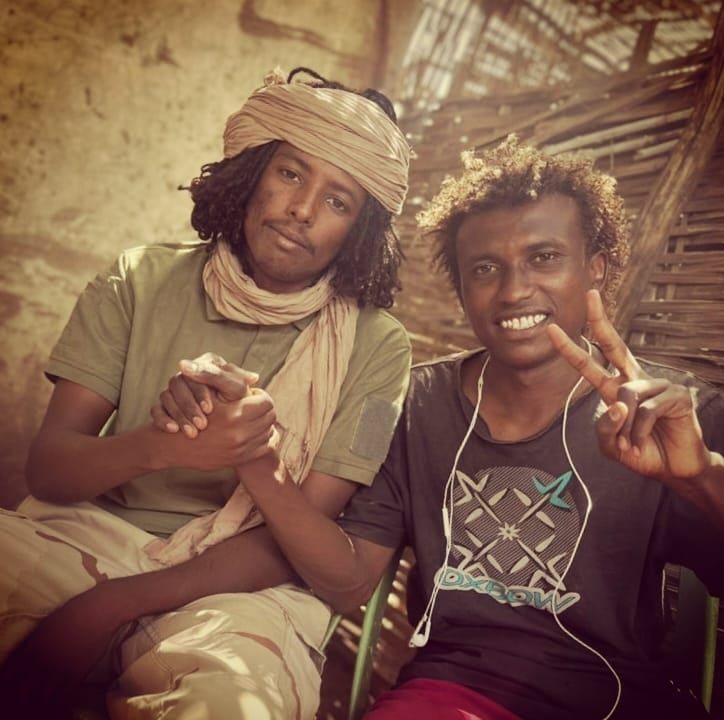 شاهد بالفيديو.. اعتدى عليه أثناء تصوير مقطع بالفاشر.. الناشط بالدعم السريع “شيخ بدران” يهرب ويجري من “جمل” غاضب والجمهور ينفجر بالضحكات: (تخاف من جمل طيب لو جاتك مسيرة تعمل شنو؟)