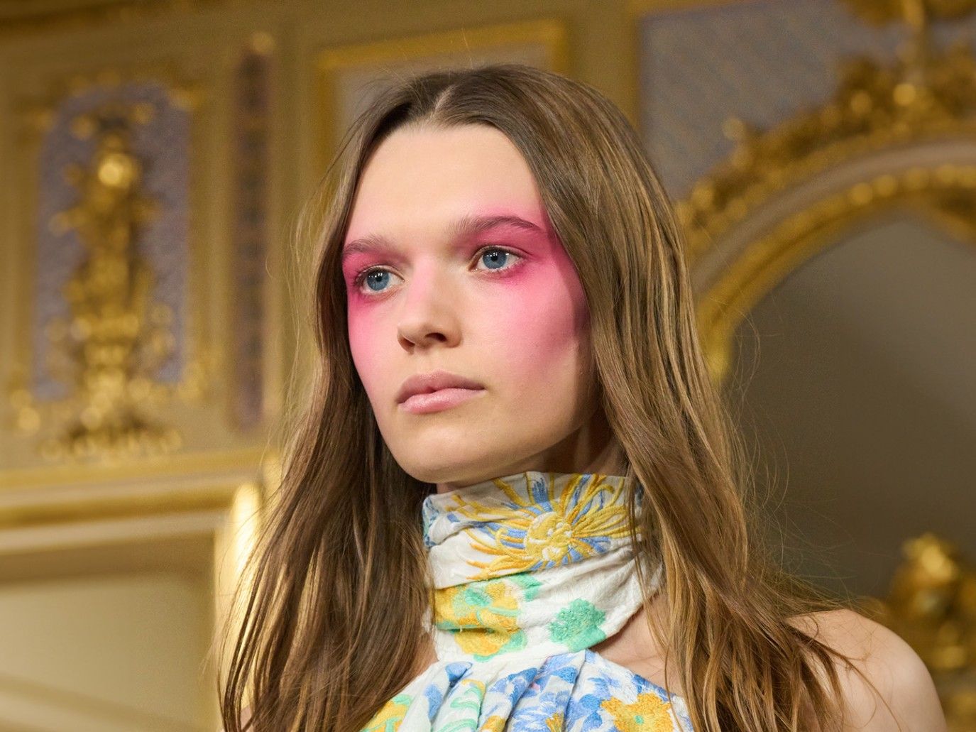 دعمًا لشهر أكتوبر الوردي: لمسة مكياج وردية تعكس الأنوثة والقوة بأفضل المستحضرات