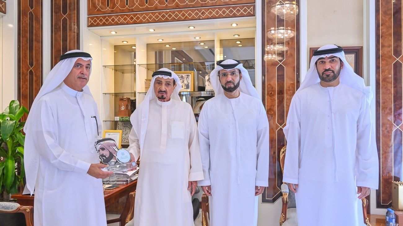 حاكم عجمان يتسلّم «علامة دبي للوقف» الممنوحة لمؤسسة حميد بن راشد النعيمي الخيرية