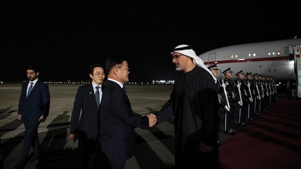 نيابة عن رئيس الدولة.. ولي عهد أبوظبي يصل إلى جمهورية كوريا للمشاركة في أعمال منتدى التعاون الاقتصادي لدول آسيا والمحيط الهادئ