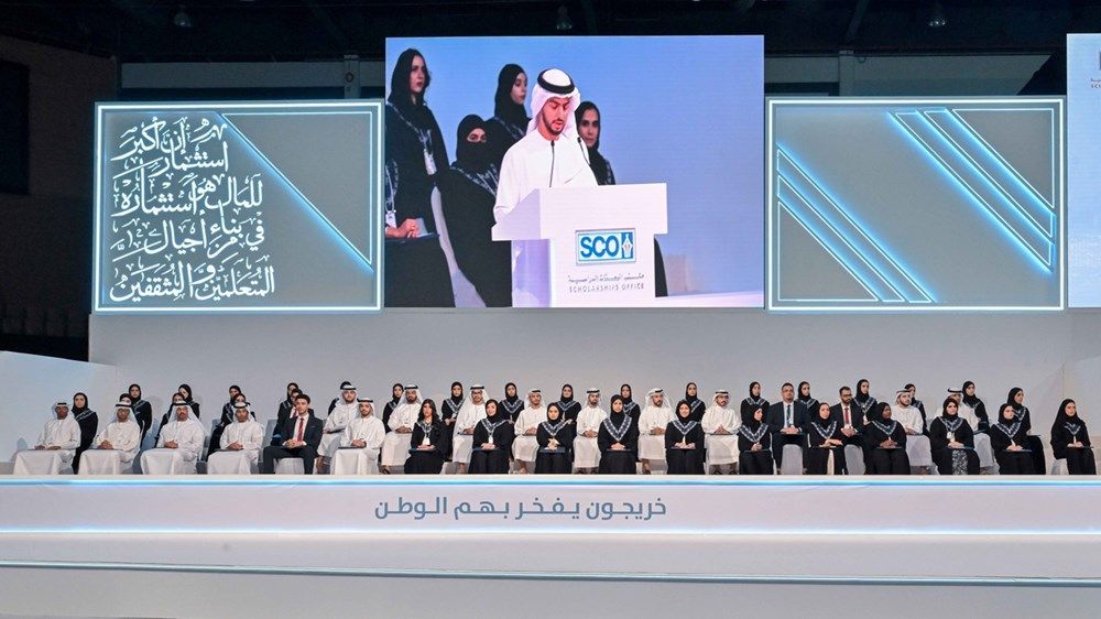 برعاية منصور بن زايد.. شخبوط بن نهيان يشهد تخريج طلبة مكتب البعثات الدراسية المتميّزين علمياً