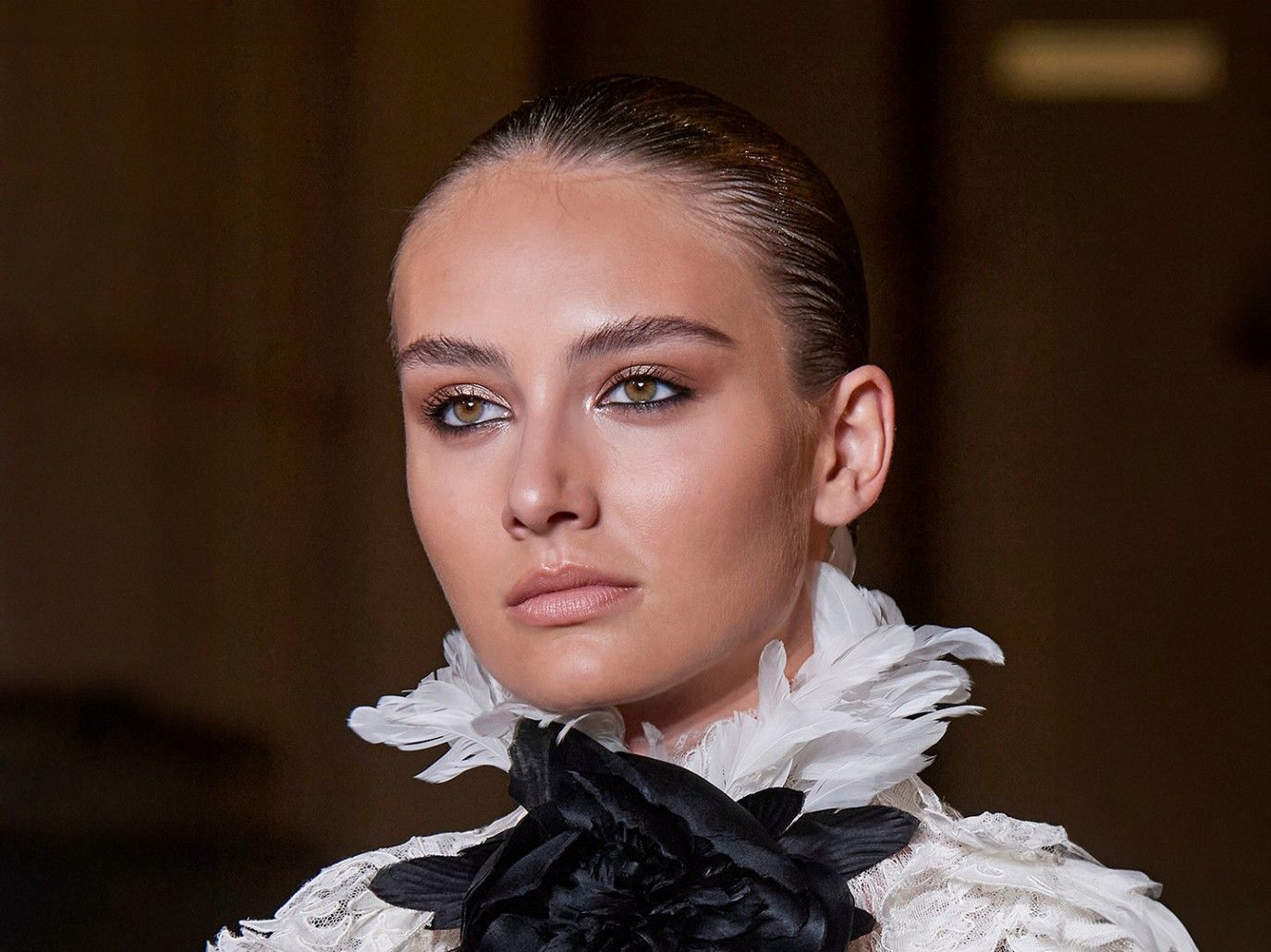 ظلال العيون بالتدرجات الترابية: لمسة أنيقة وطبيعية لكل إطلالة