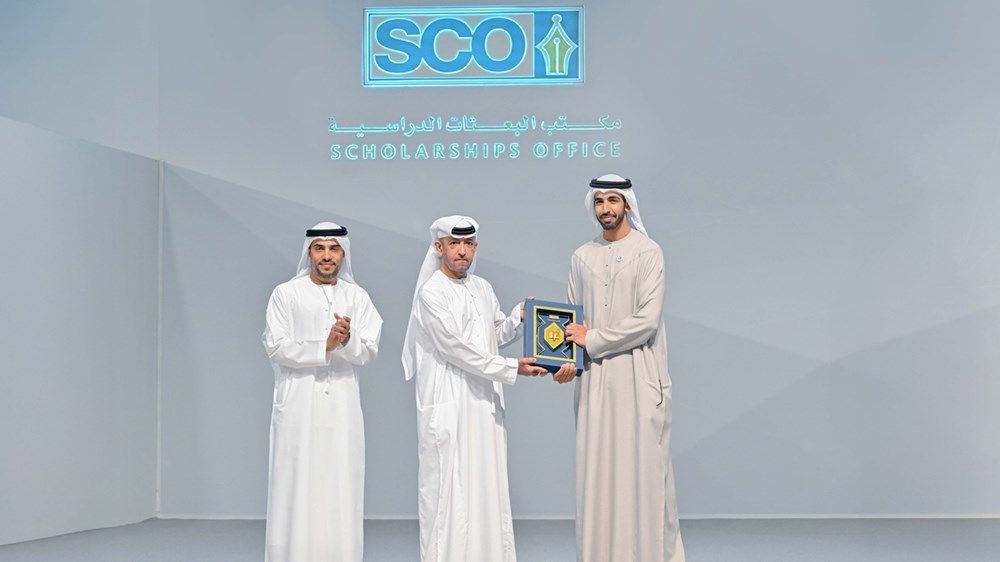 برعاية منصور بن زايد.. شخبوط بن نهيان يشهد تخريج طلبة مكتب البعثات الدراسية المتميّزين علمياً