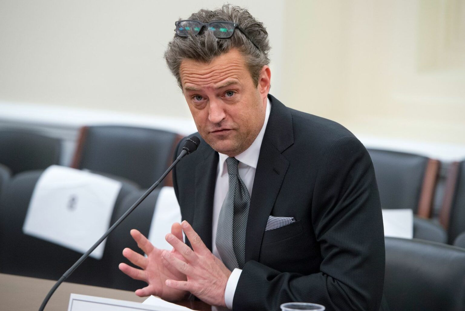 السّرّ الخفيّ الّذي طارد ماثيو بيري نجم “فرِندز” في أيّامه الأخيرة