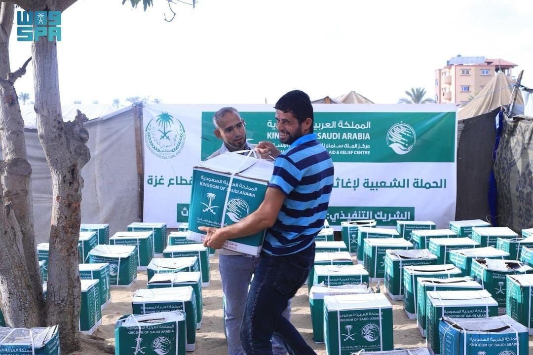 مركز الملك سلمان للإغاثة يواصل توزيع المساعدات الغذائية على الأسر المتضررة في قطاع غزة
