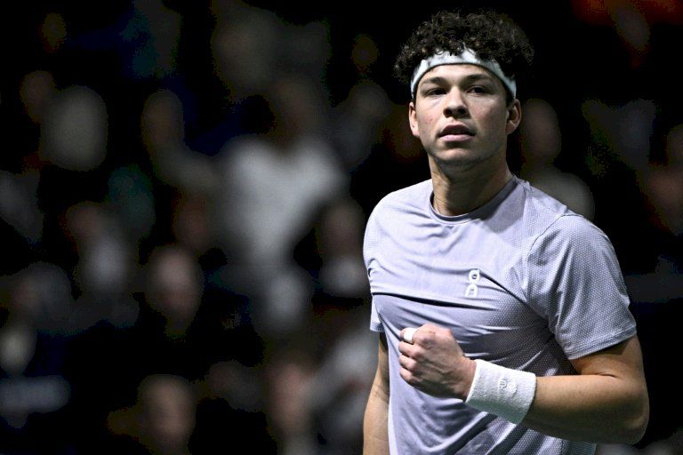 دورة باريس: شيلتون يبلغ ربع النهائي ويضمن مقعده في بطولة "آيه تي بي" الختامية