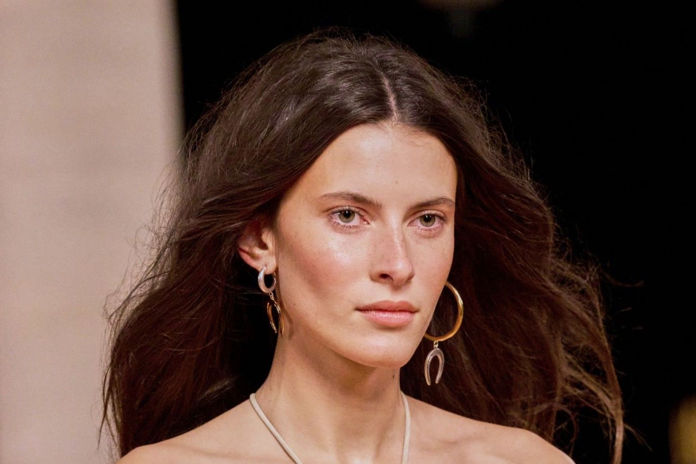 ماسكات طبيعية بدلاً من قص أطراف شعرك المتقصفة لتغذية الشعر من الجذور حتى الأطراف