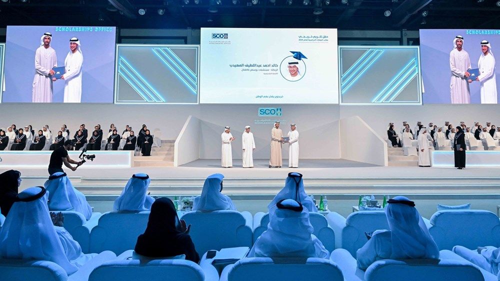 برعاية منصور بن زايد.. شخبوط بن نهيان يشهد تخريج طلبة مكتب البعثات الدراسية المتميّزين علمياً