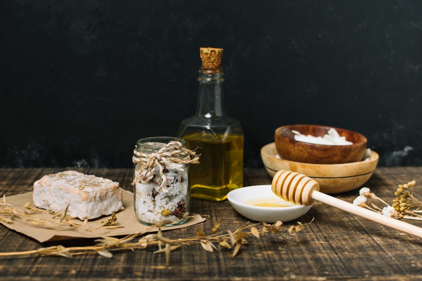 ماسكات طبيعية بدلاً من قص أطراف شعرك المتقصفة لتغذية الشعر من الجذور حتى الأطراف