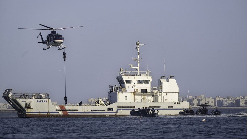 سيف بن زايد ووزير الداخلية البحريني يشهدان ختام تمرين «ISALEX 3.0»