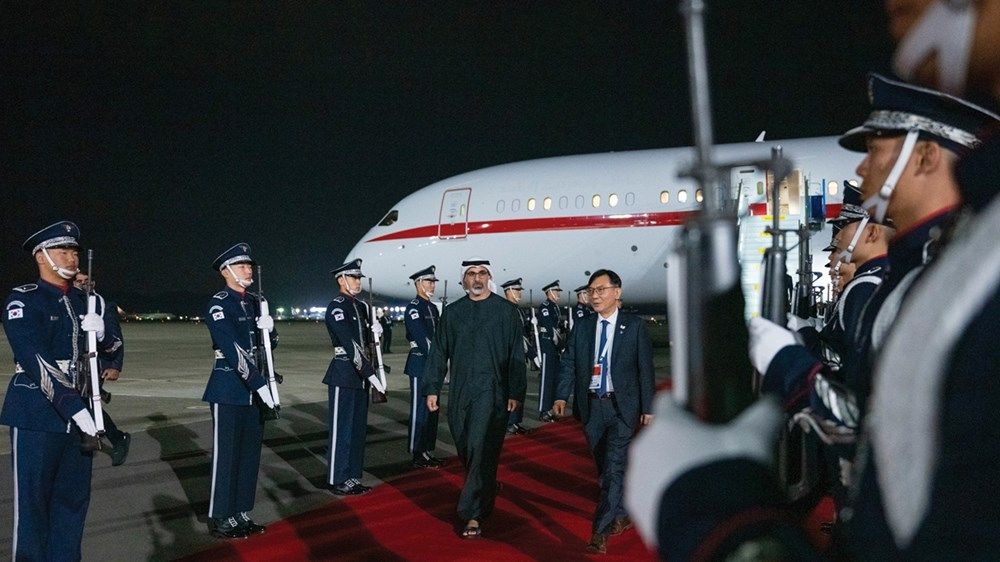 نيابة عن رئيس الدولة.. ولي عهد أبوظبي يصل إلى جمهورية كوريا للمشاركة في أعمال منتدى التعاون الاقتصادي لدول آسيا والمحيط الهادئ