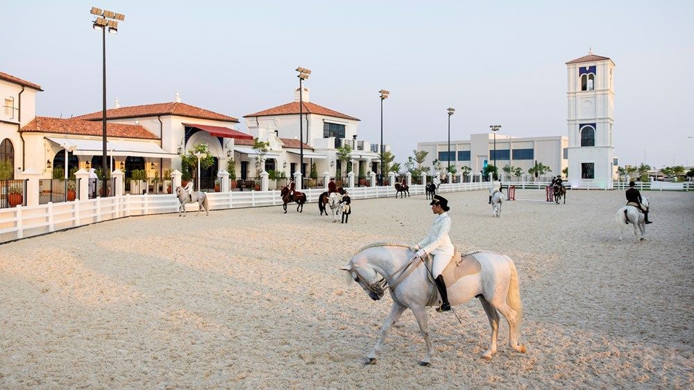 منصور بن زايد يفتتح «أبوظبي للفنون الفروسية الأميرية» في جزيرة الجبيل