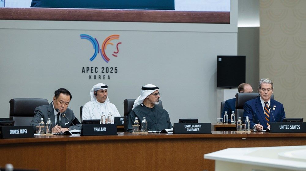 نيابة عن رئيس الدولة.. ولي عهد أبوظبي يشارك في أعمال منتدى التعاون الاقتصادي لدول آسيا والمحيط الهادئ