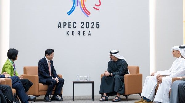 ولي عهد أبوظبي يلتقي رئيس وزراء سنغافورة