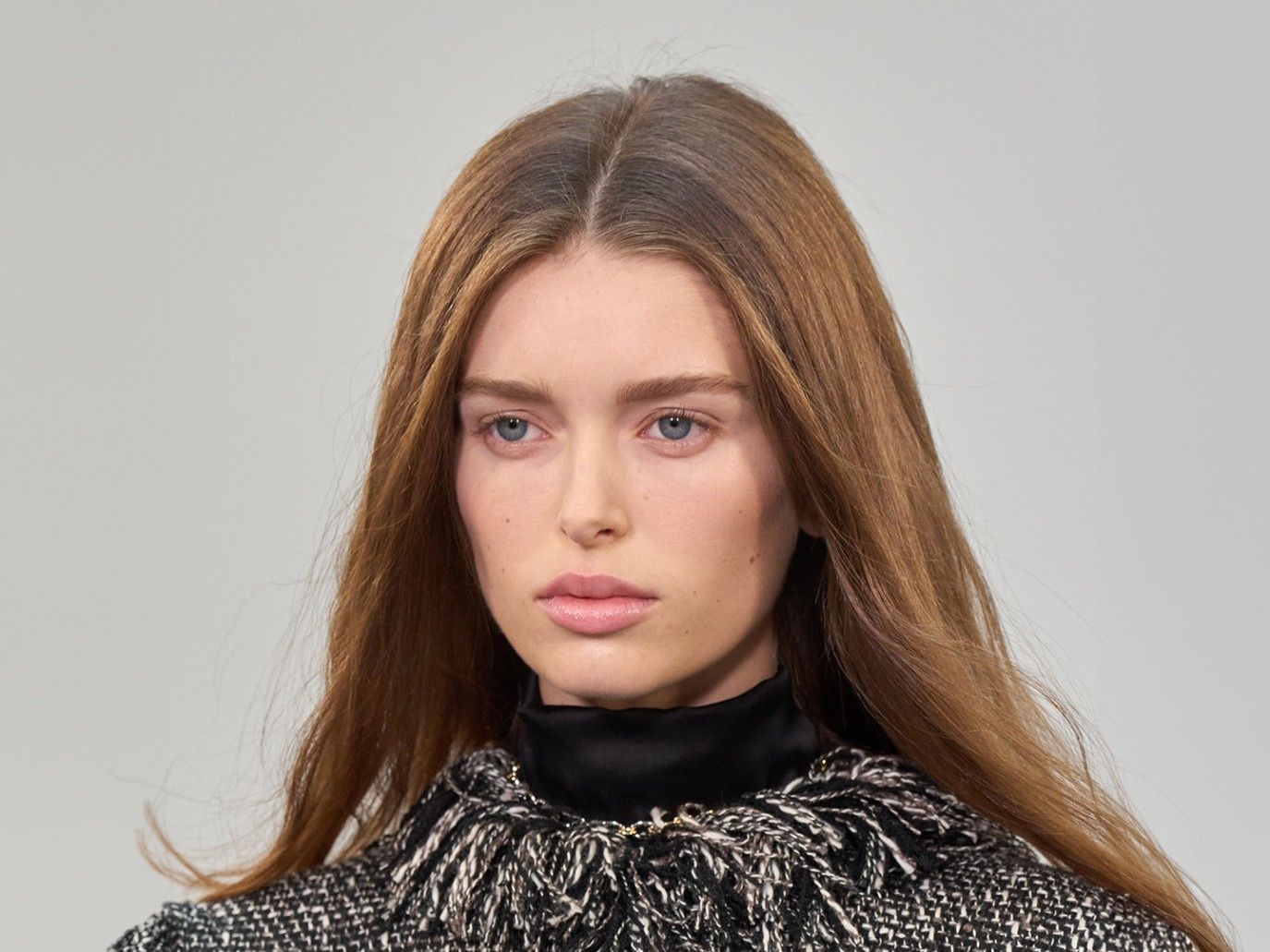 أفضل ألوان الشعر للعيون الزرقاء التي تبرز جمال نظراتك وسحرها