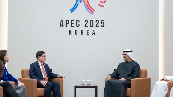 ولي عهد أبوظبي يلتقي الرئيس التنفيذي لمنطقة هونغ كونغ الإدارية الخاصة