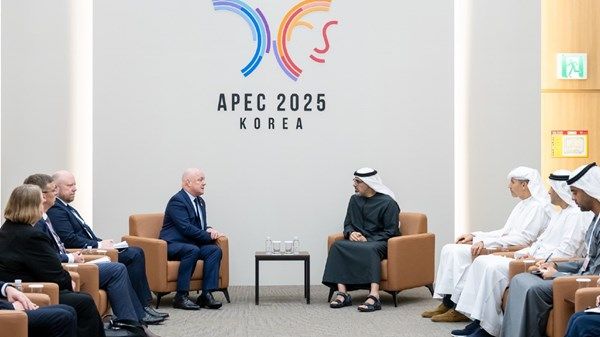 ولي عهد أبوظبي يلتقي رئيس وزراء نيوزيلندا