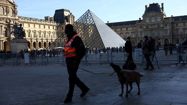 فرنسا: إجراءات لتأمين متحف اللوفر بعد عملية السطو