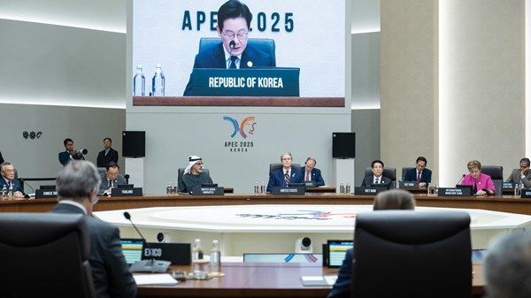 نيابة عن رئيس الدولة.. ولي عهد أبوظبي يشارك في أعمال منتدى التعاون الاقتصادي لدول آسيا والمحيط الهادئ