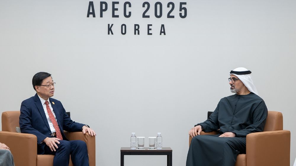 ولي عهد أبوظبي يلتقي الرئيس التنفيذي لمنطقة هونغ كونغ الإدارية الخاصة