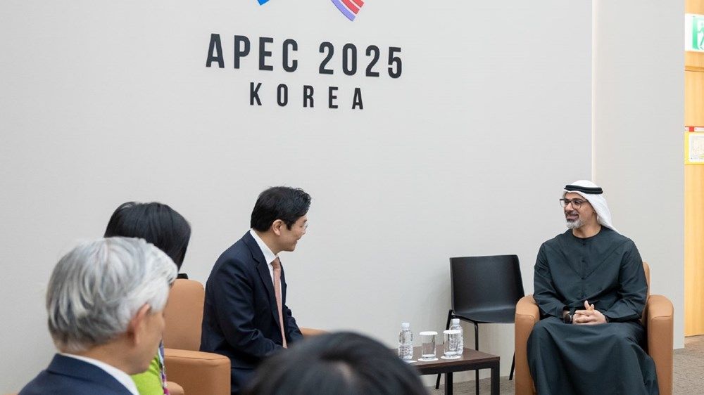 ولي عهد أبوظبي يلتقي رئيس وزراء سنغافورة