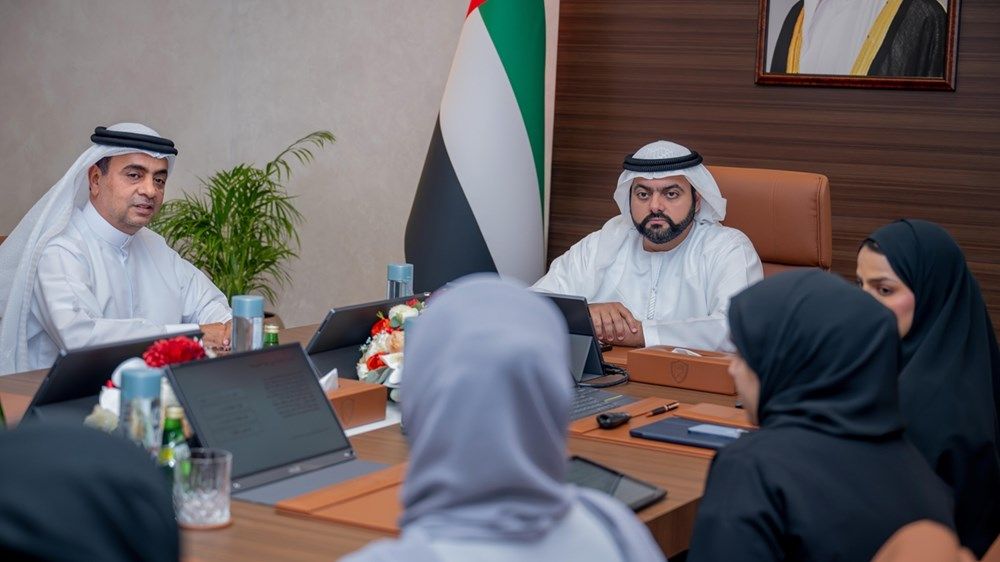 محمد الشرقي يلتقي فريق مستشفى الفجيرة ويطّلع على خططه وخدماته