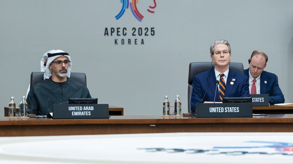 نيابة عن رئيس الدولة.. ولي عهد أبوظبي يشارك في أعمال منتدى التعاون الاقتصادي لدول آسيا والمحيط الهادئ