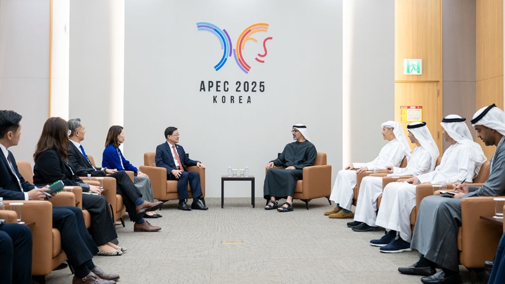 ولي عهد أبوظبي يلتقي الرئيس التنفيذي لمنطقة هونغ كونغ الإدارية الخاصة