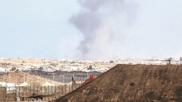 إسرائيل تقصف غزة وتعيد جثامين 30 فلسطينياً