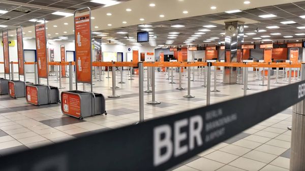 مطار برلين يوقف الرحلات الجوية بعد رصد مسيرة