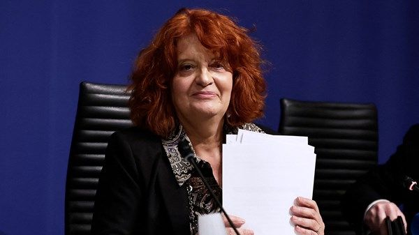 توجيه تهمة لامرأة في السطو على متحف اللوفر