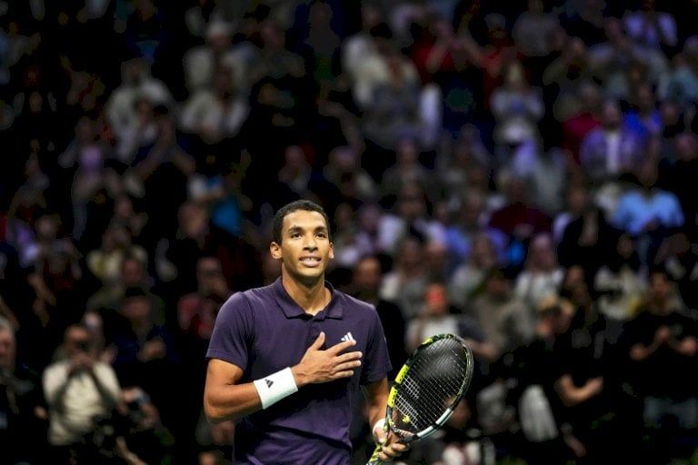 دورة باريس: أوجيه-ألياسيم يقصي بوبليك ويبلغ النهائي