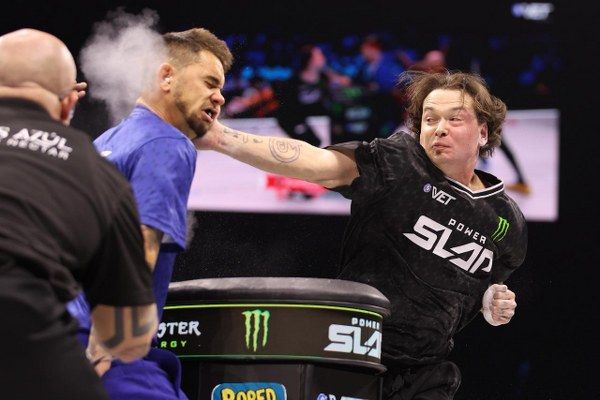 كول يونغ ينتزع لقب الوزن المتوسط من بلاكبيرن ويتوّج ببطولة “Power Slap 17” في الرياض