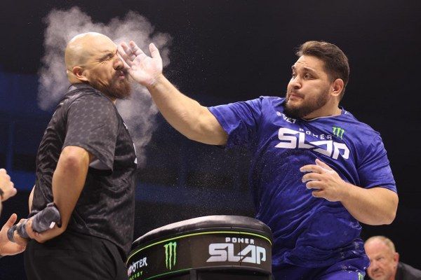 كول يونغ ينتزع لقب الوزن المتوسط من بلاكبيرن ويتوّج ببطولة “Power Slap 17” في الرياض