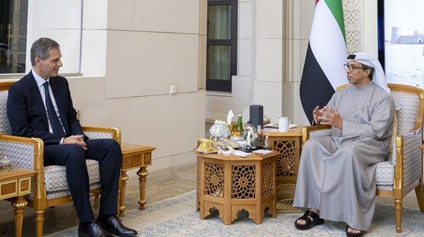 منصور بن زايد يستقبل رئيس مجلس إدارة مجموعة «سي إم إيه سي جي إم» الفرنسية