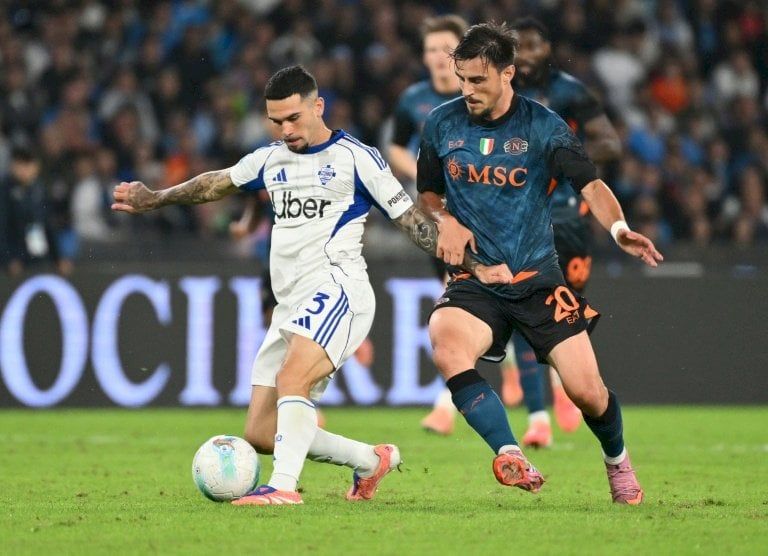 بطولة إيطاليا: كومو يفرمل نابولي ويقدّم خدمة لروما